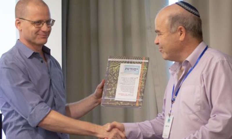 עמית בן צור מעניק תעודת הוקרה ליאיר ריינמן [צילום: תום גני]