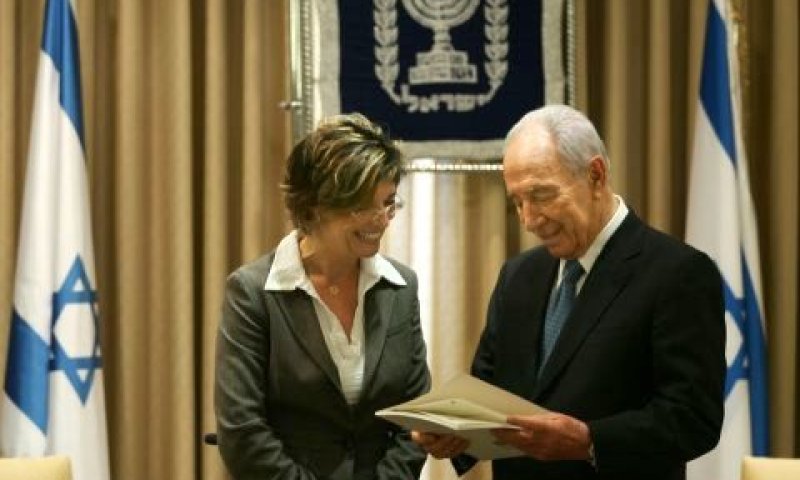 הנשיא פרס מקבל את הסקירה ממנכ"ל אדם טבע ודין, עו"ד ציפי איסר-איציק [פלאש 90]