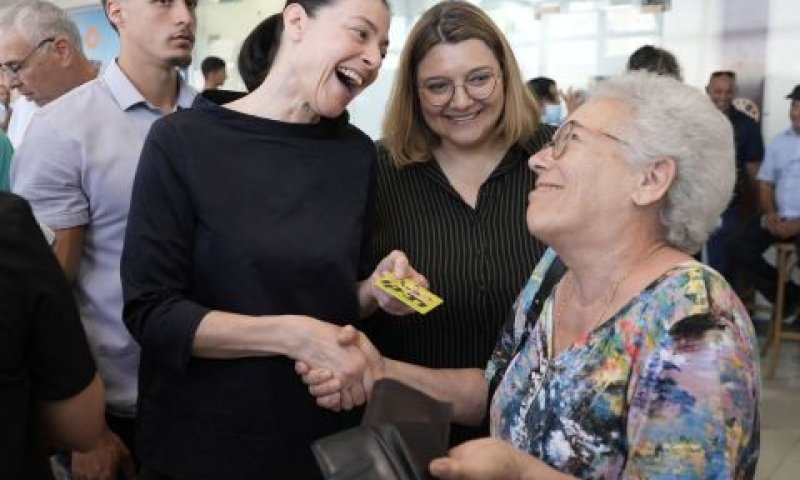 השרה מיכאלי מקבלת מחמאות מנוסעת מבוגרת [צילום: בועז אופנהיים/לע"מ]