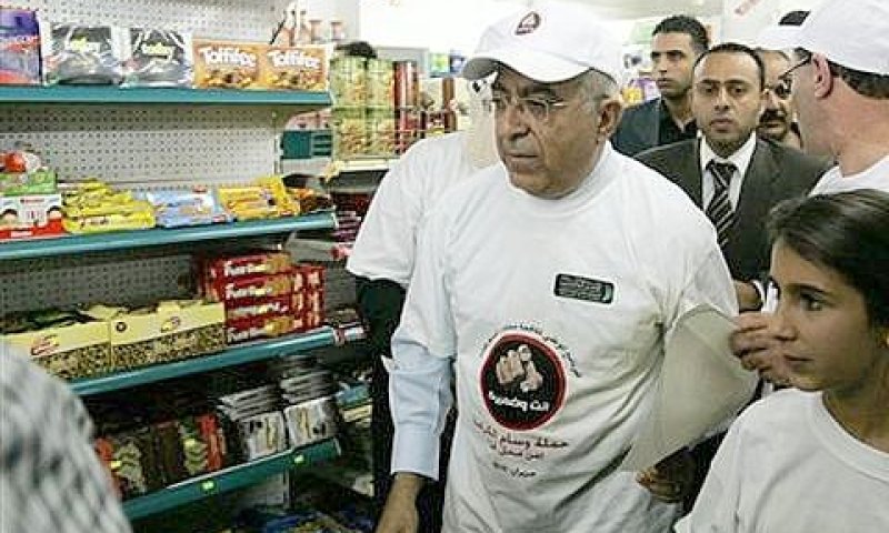 ראש הממשלה הפלשתיני סלאם פיאד מסייר במרכול ברמאללה במסגרת מסע החרמות נגד מוצרי ההתנחלויות [צילום: AP]