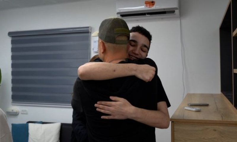 עידן אלכסנדר נפגש עם בני משפחתו [צילום: דובר צה''ל]