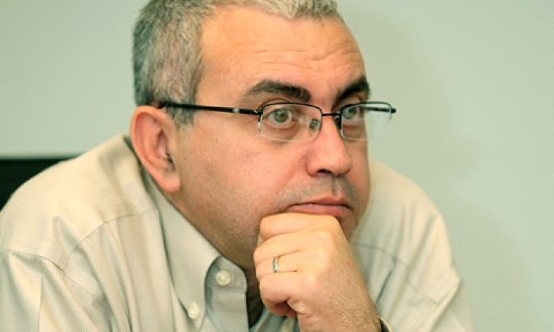 חיים אלמוזנינו. חתום על ההסכם [צילום: פלאש 90]