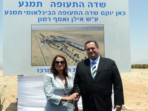 רונה רמון עם שר התחבורה ישראל כ"ץ בטקס חניכת שדה התעופה תמנע [צילום: יוסי זייגלר/פלאש 90]