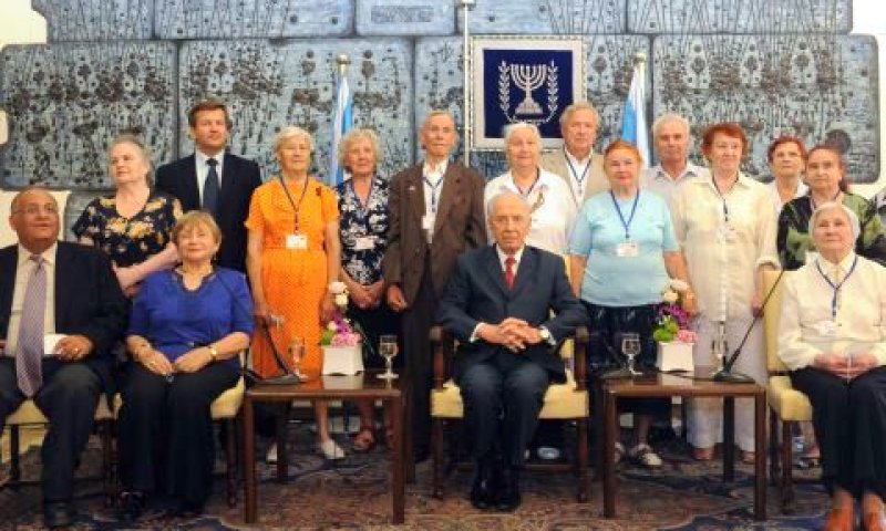 הנשיא, המצילים והניצולים [צילום: מארק ניימן/לע"מ]