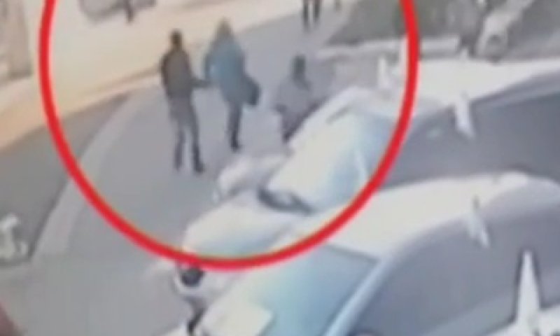 המחבל מתל אביב שולף סכין [צילום: יוטיוב]