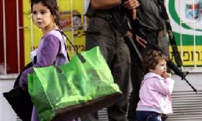הילדים עוזבים את העיר למנוחה [צילום: AP]