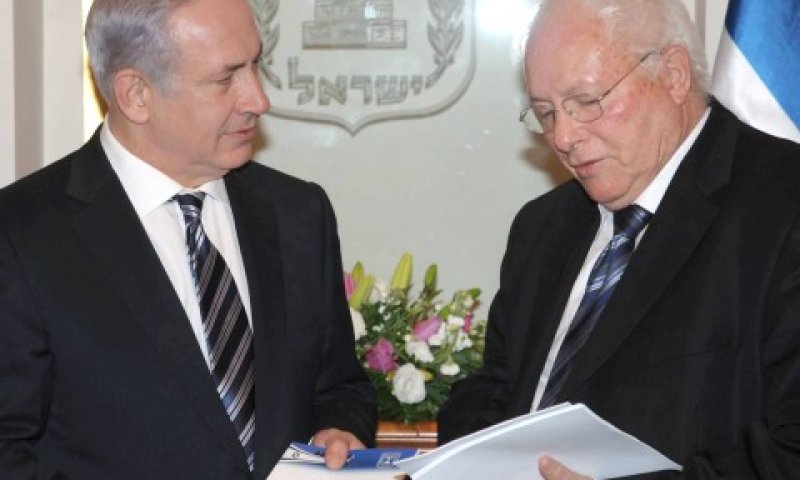 השופט גורן מגיש את הדוח לראש הממשלה [צילום: פלאש 90]