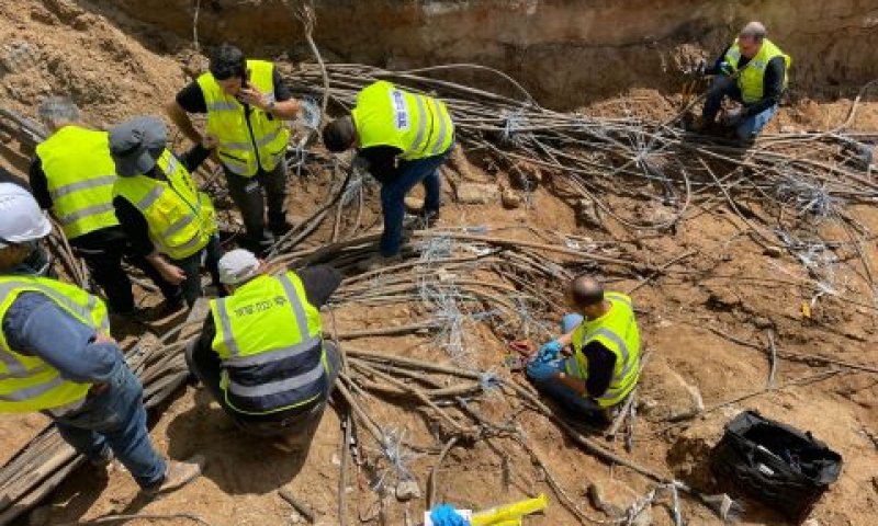 עבודות תיקון הכבלים שנקרעו [צילום: רכבת ישראל]
