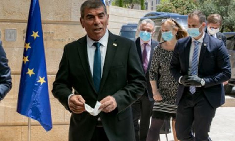 השר אשכנזי. שיחת נזיפה [צילום: אוליביה פיטוסי/פלאש 90]