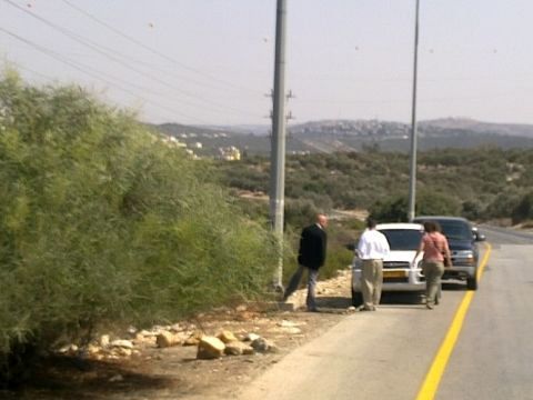 עפרן, קולן ומאבטח. משמאל: ההתנחלות רבבה
