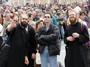 ממתינים להופעת האפיפיור החדש