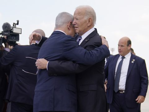 חיבוק בין הנשיא האמריקני ורה"מ [צילום: אוון ווצ'י, AP]