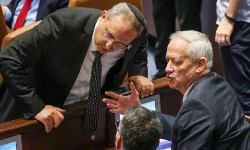 רביבו בשיחה צפופה עם גנץ וסער [צילום: נועם מושקוביץ/דוברות הכנסת]