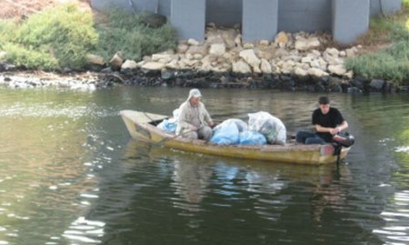 אנשי הרשות מנקים את הנחל