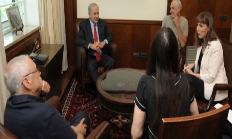 נתניהו והשרה לבנת במפגש עם סופרים ישראלים [צילום: לע"מ, משה מילנר]