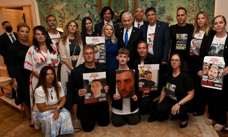 נתניהו ומשפחות החטופים בוושינגטון [צילום: אבי אוחיון, לע"מ]