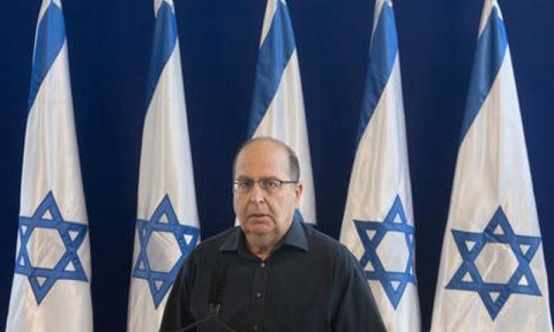 יעלון. חיבוק דב מהשמאל [צילום: סבסטיאן שיינר/AP]