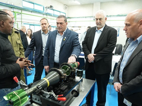 [צילום: דוברות משרד הביטחון]