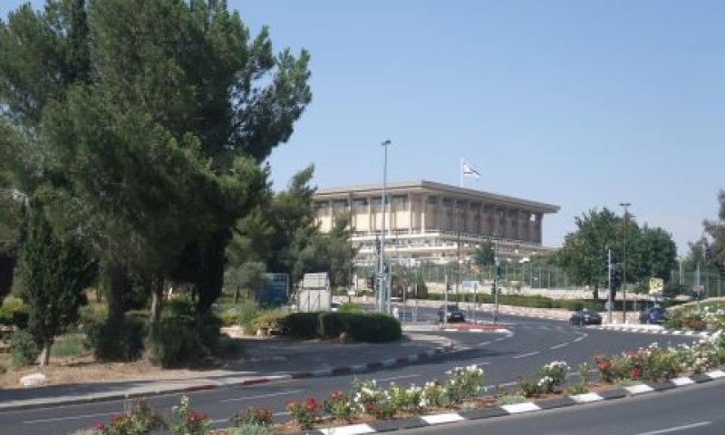 "תקנות נמצאות על האבניים"