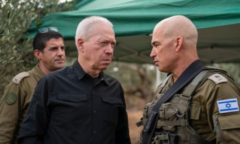 אלוף אורי גורדין והשק גלנט [צילום: אריאל חרמוני]