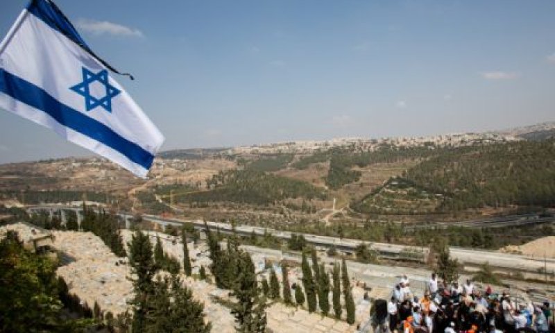 100 כבר נקברו [צילום: יונתן זינדל, פלאש 90]