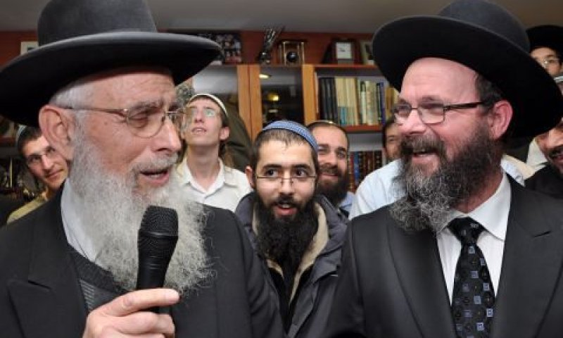 הרב הלוי עם הרב יעקב אריאל [צילום: מיקי רייקין/צלם רחוב]