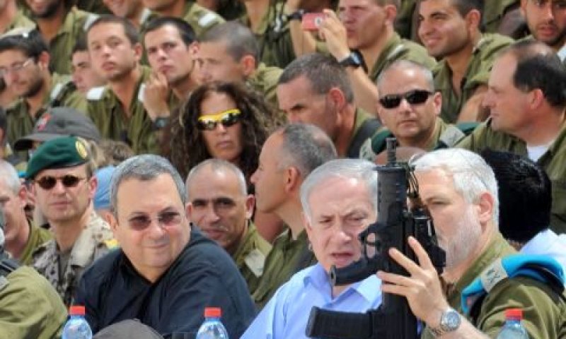 ברק לצד נתניהו וסגן הרמטכ"ל דן הראל בתרגיל בגולן המדמה תקיפת כפר סורי [לע"מ]