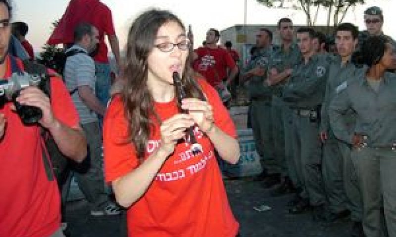 פעילה מדי. וגנר מנגנת בחליל בהפגנה במאי 2007 [צילום: דותן מורנו]