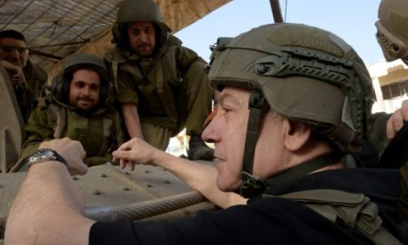 נתניהו. חבוש קסדה [צילום: אבי אוחיון/לע"מ]