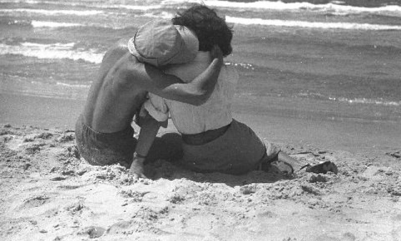 חייל מתגפף בחוף הים (1948) [צילום: לע"מ]