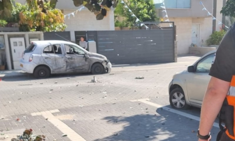 פגיעת אחת הרקטות בשדרות, סמוך לבתי מגורים [צילום: דוברות איחוד הצלה]