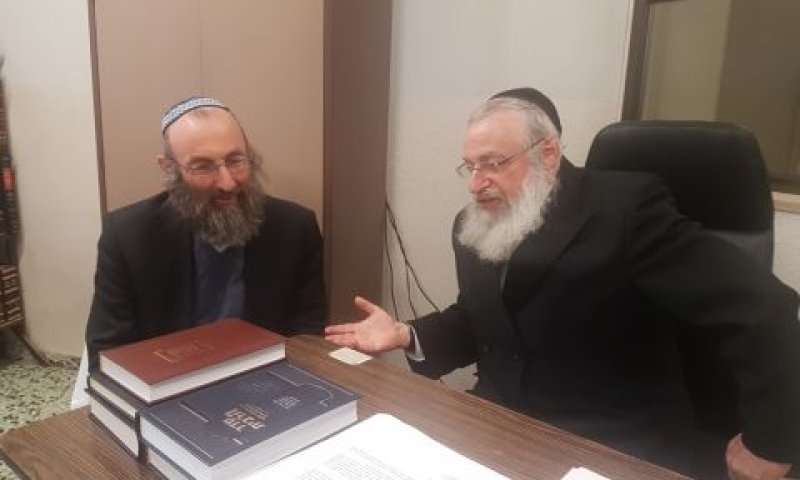 הרבנים מנחם פרל ואשר וייס [צילום: מכון צומת]