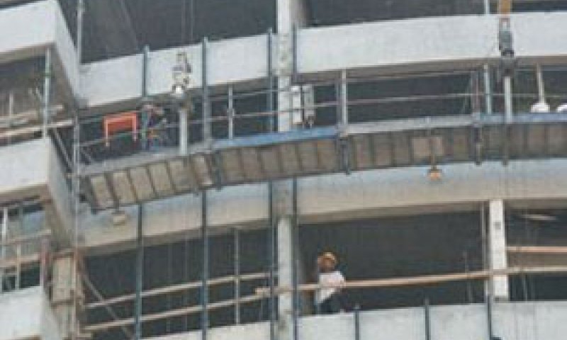 פיגום נגד נפילה באתר בנייה [צילום: אתר המוסד לבטיחות וגהות]