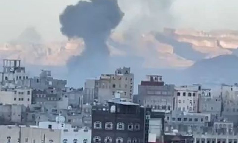 אתרים צבאיים בצנעא מופצצים [צילום: לפי סעיף 27א' לחוק זכויות יוצרים]