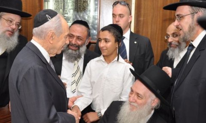 פרס בביקורו בבני-ברק, היום [צילום: AP]