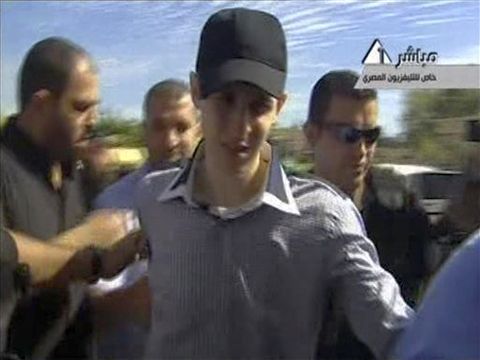 10:30 - מתקבלת התמונה הראשונה של גלעד שליט בעת הגעתו למצרים [צילום: AP]