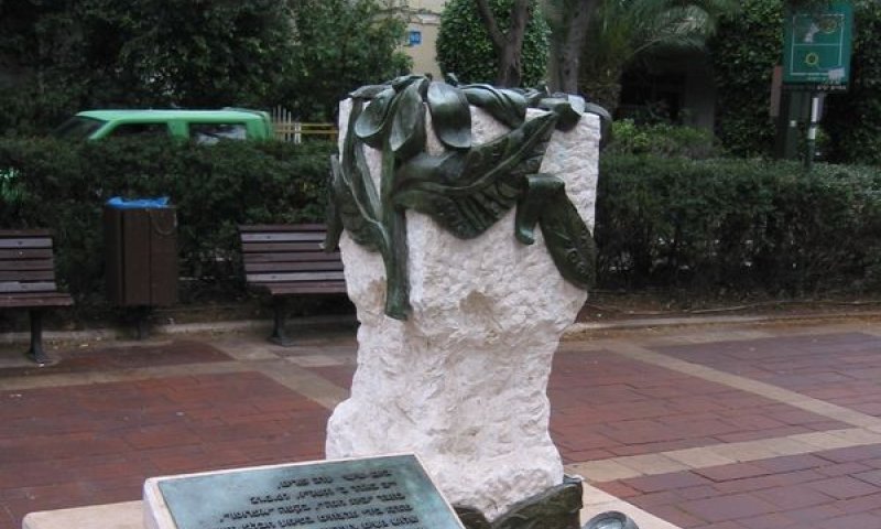 האנדרטה באתר הפיגוע [צילום: Sambach]