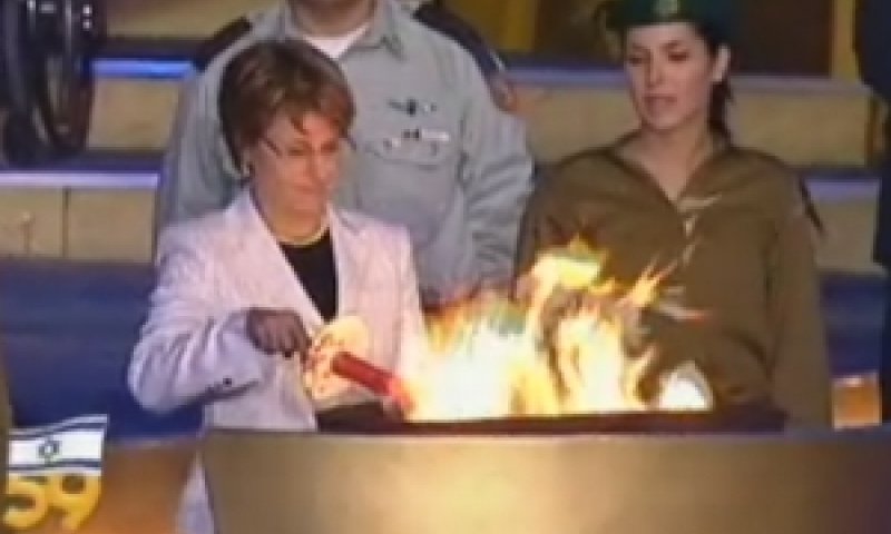 דליה איציק מדליקה משואה