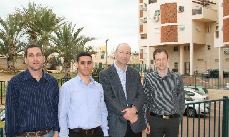 שני (שני מימין) עם ראשי טריבייס [צילום: סמרטג&acute;י]