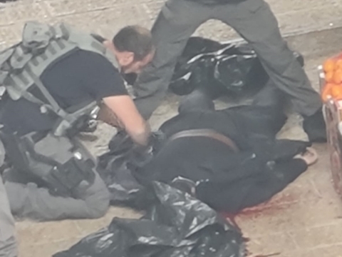 כוחות משטרה בוחנים את גופת המחבל [צילום: משטרת ישראל ]