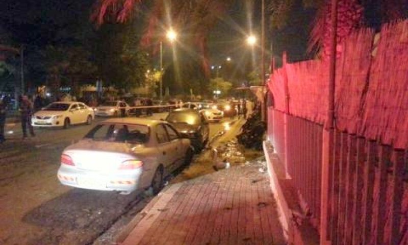 זירת הפיצוץ ברחוב קהילת שיקגו [צילום: אהרון גולדשטיין/חדשות 24]