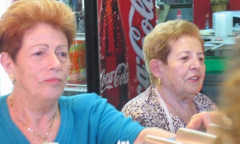 זהבה טייכר מימין בשנת 2008 לידה מוכרת נוספת בחנות הפלאפל בשם שרה [צילום: משה גרשוני]