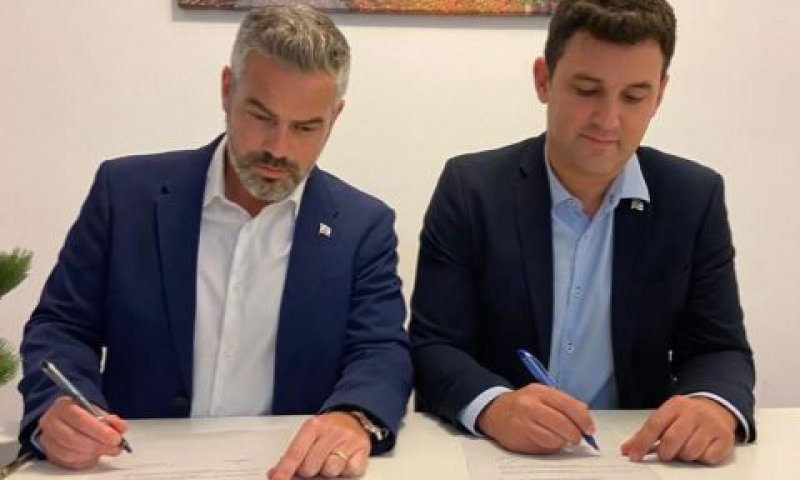 בועז טופורובסקי ואיתן גינזבורג חותמים על הסכם העודפים [צילום: דוברות המחנה הממלכתי]