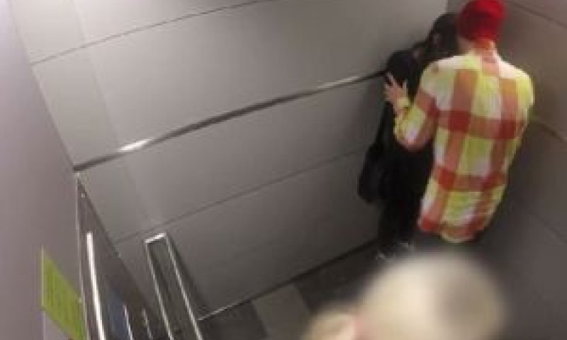 הגבר תוקף את בת זוגו - וה"עדה" סותמת אוזניים ויוצאת מהמעלית [צילום: מתוך הסרטון]