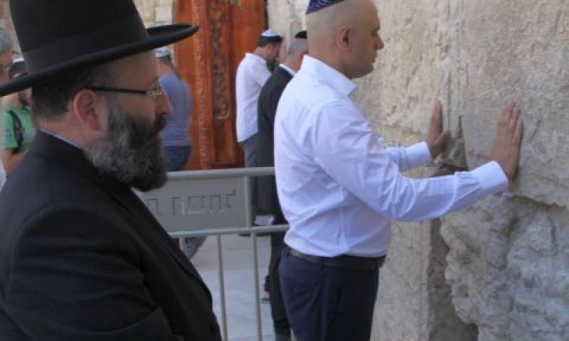 השר סאג'יד ג'אוויד בביקורו בכותל [צילום: הקרן למורשת הכותל המערבי]