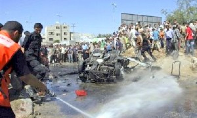שטיפת זירת התקיפה ע"י הכיבוי הפלשתיני [צילום: AP]