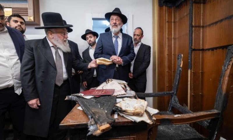 "בבית הרב נשבעים למחוק את דרעי" [צילום: יונתן זינדל/פלאש 90]