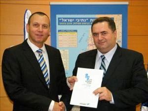 רון מוסקוביץ (משמאל) מגיש את הדוח לשר התחבורה ישראל כ"ץ [צילום: יח"צ]