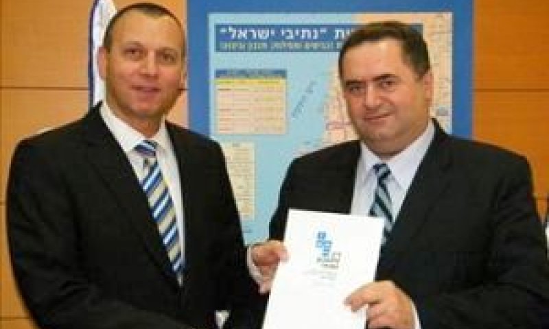 שר התחבורה ישראל כ"ץ עם מנכ"ל הרשות רון מוסקוביץ' [צילום: יח"צ]