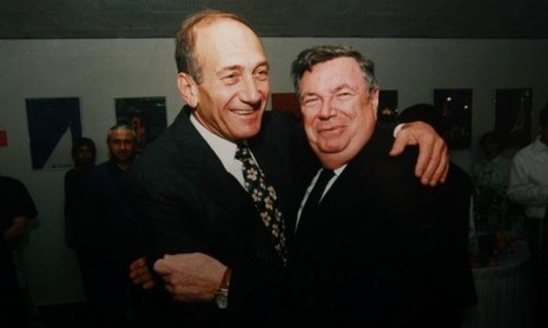אולמרט ודכנר. התחבק עם רבים [צילום: פלאש 90]